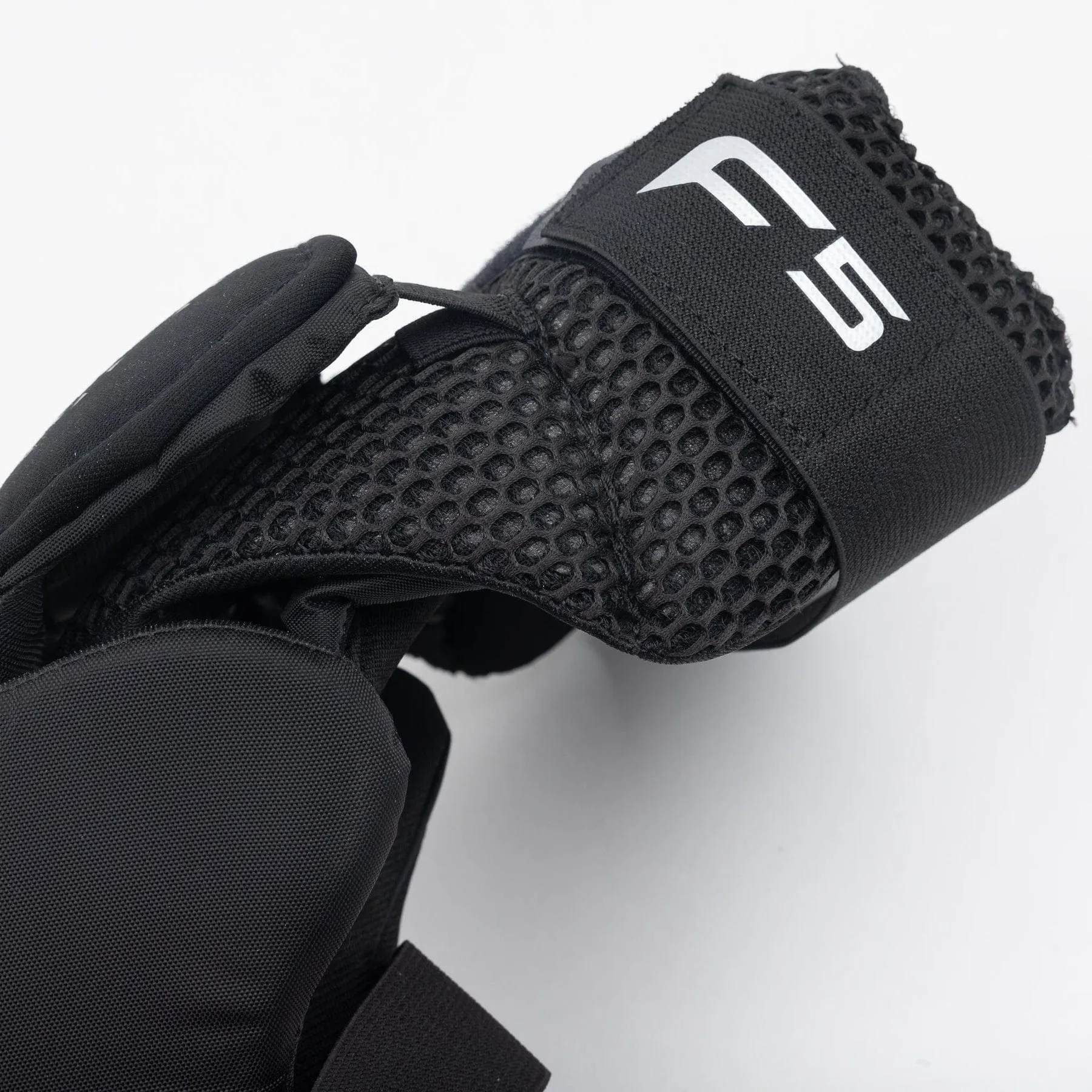 CCM Axis F5 Intermediate Knee Pads